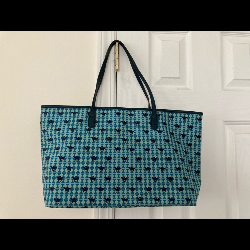 Brand new tote bag with zipper. Can be used for laptop or shopping bag